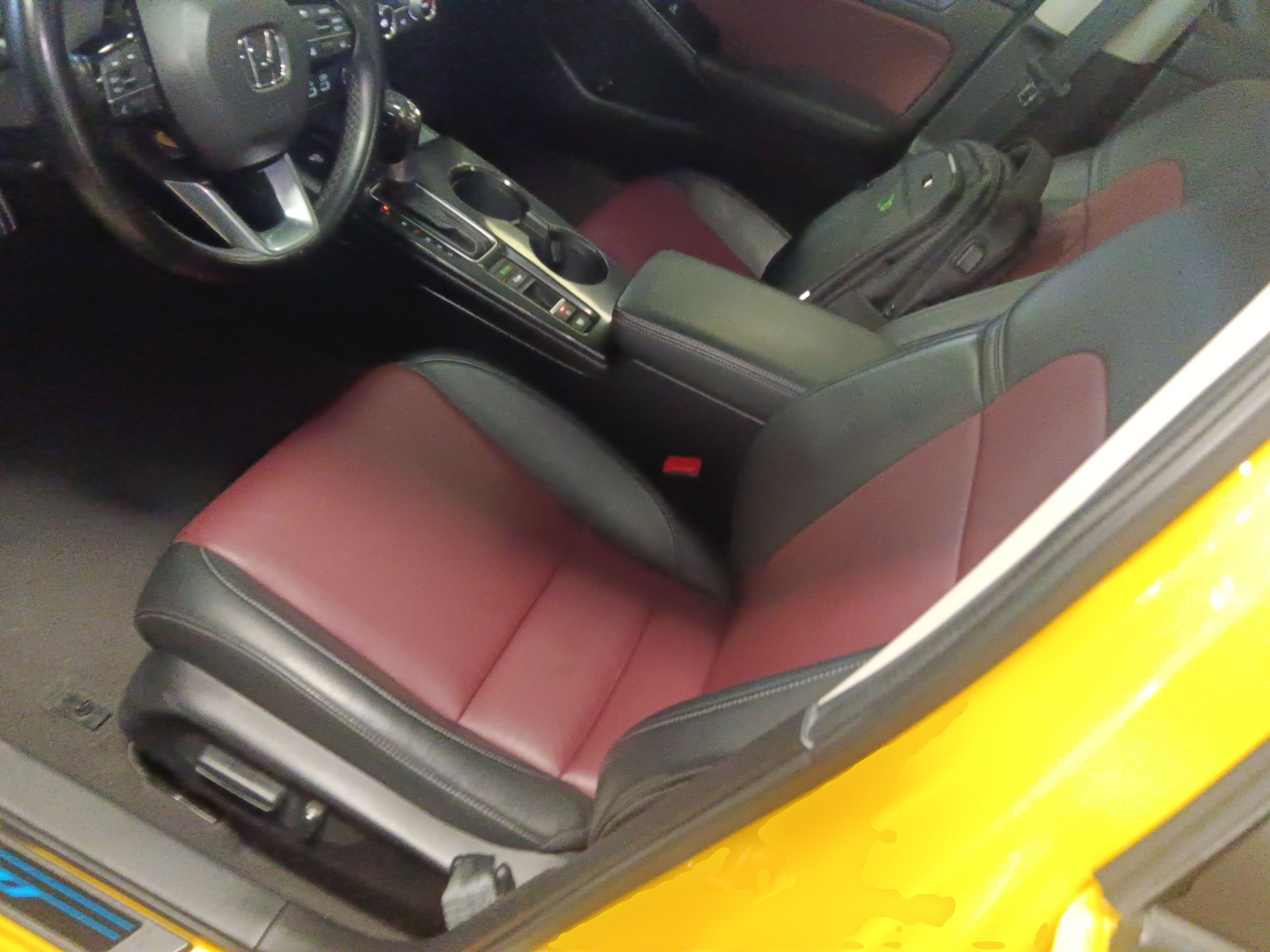 Переднее сиденье в автомобиле