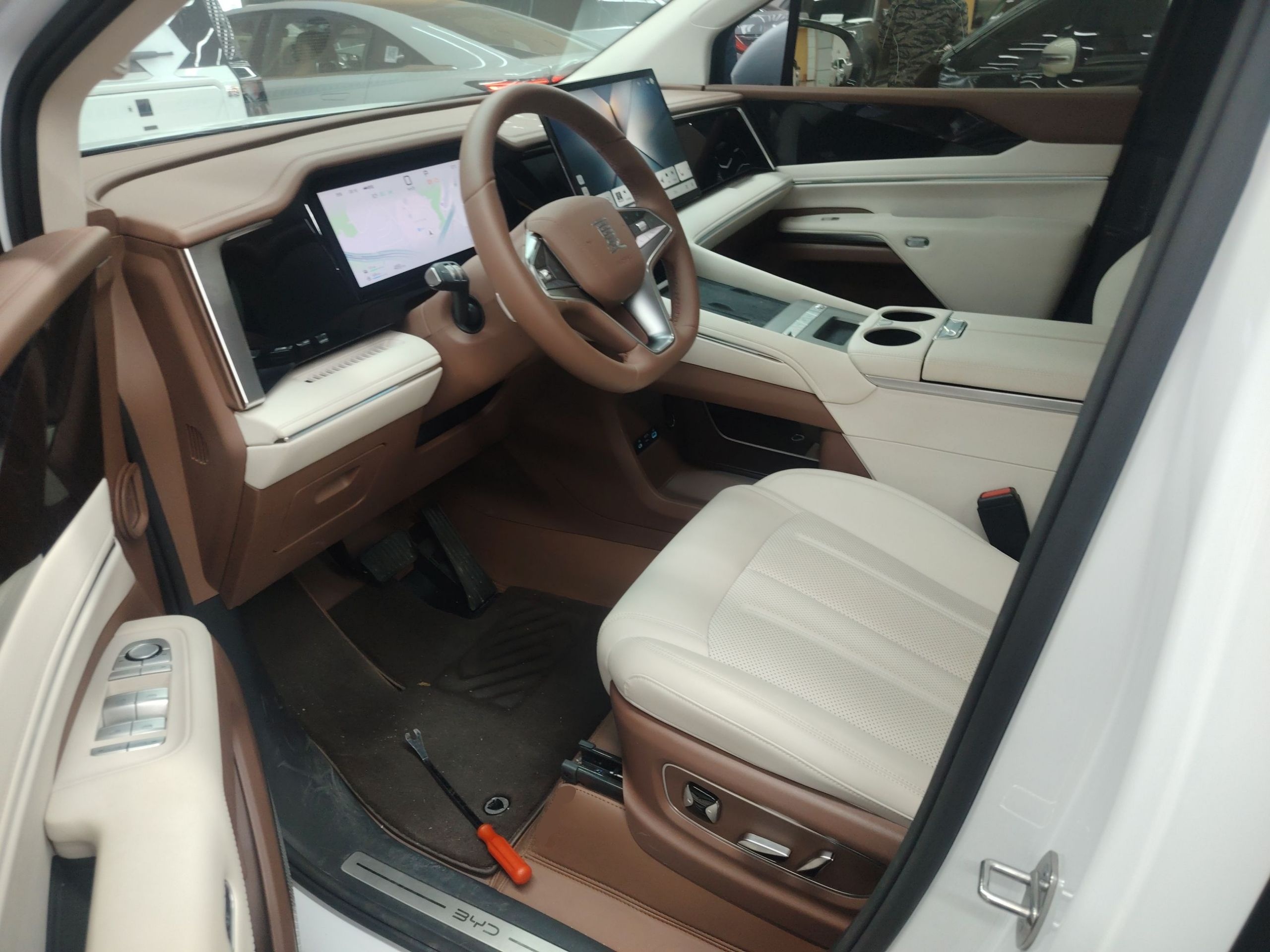 المقاعد الأمامية داخل السيارة