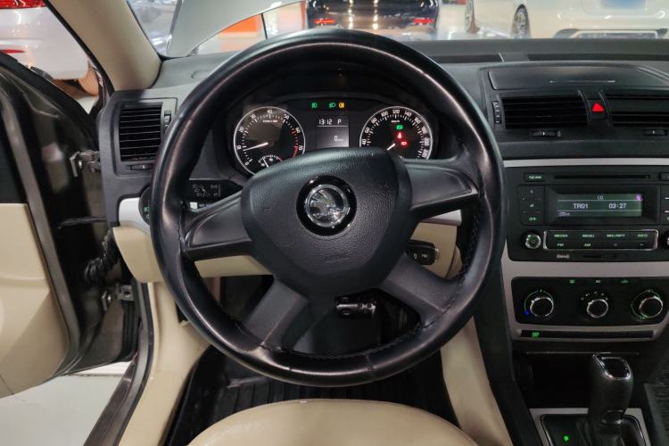 Used Skoda Octavia 2015 Classic Model 1.6L Automatic Elegance Edition
