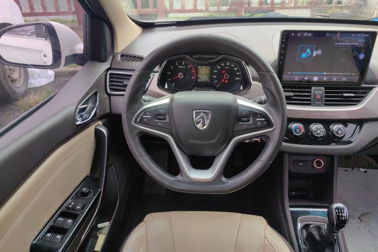 Used Baojun 310W 2017 1.5L Manual Fashion Model China V Steering Wheel