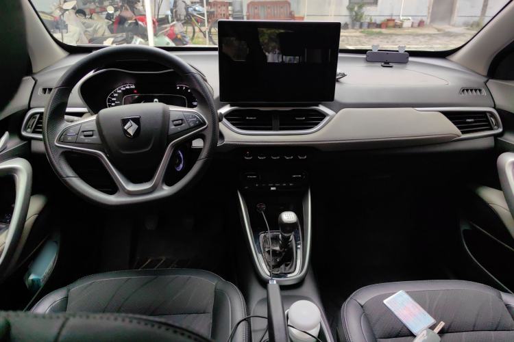 Used Baojun 510 2017 1.5L Manual Fashion Model Center Console
