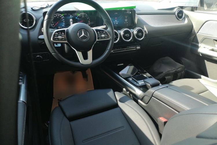 Used Mercedes-Benz GLA 2022 Second Facelift GLA 200 Center Console