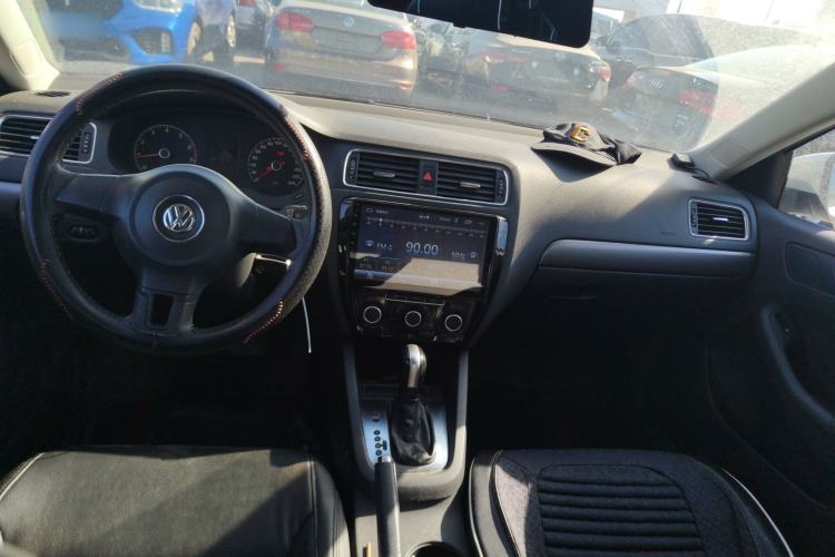 Used Volkswagen Sagitar 2012 1.6L Automatic Fashion Edition Center Console