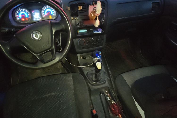 Used Dongfeng Fengon 330 2018 1.5L Manual Utility Version I DK15 Center Console