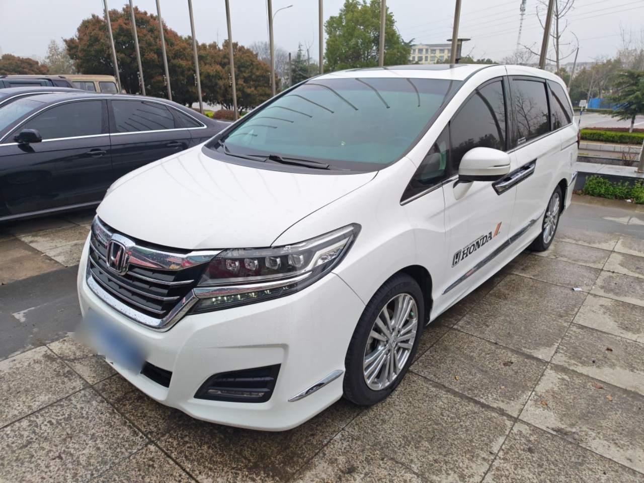 Под передней частью автомобиля