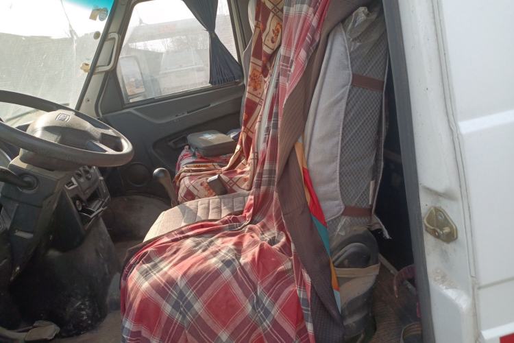 Used Iveco Daily 2020 2.8T V40 Cargo Van with Dual Tires Mid-Roof Design 3 Seats China V Emission Standard
