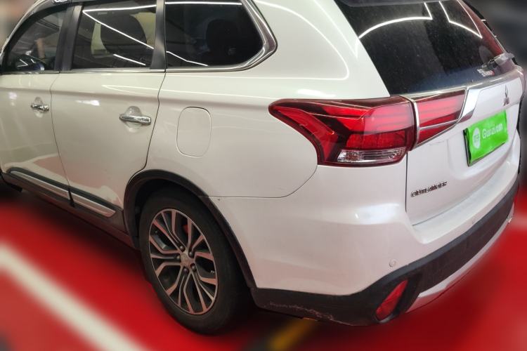 Used Mitsubishi Outlander 2016 2.4L 4x4 Elite Edition 7-Seater Rear Left 45 Deg