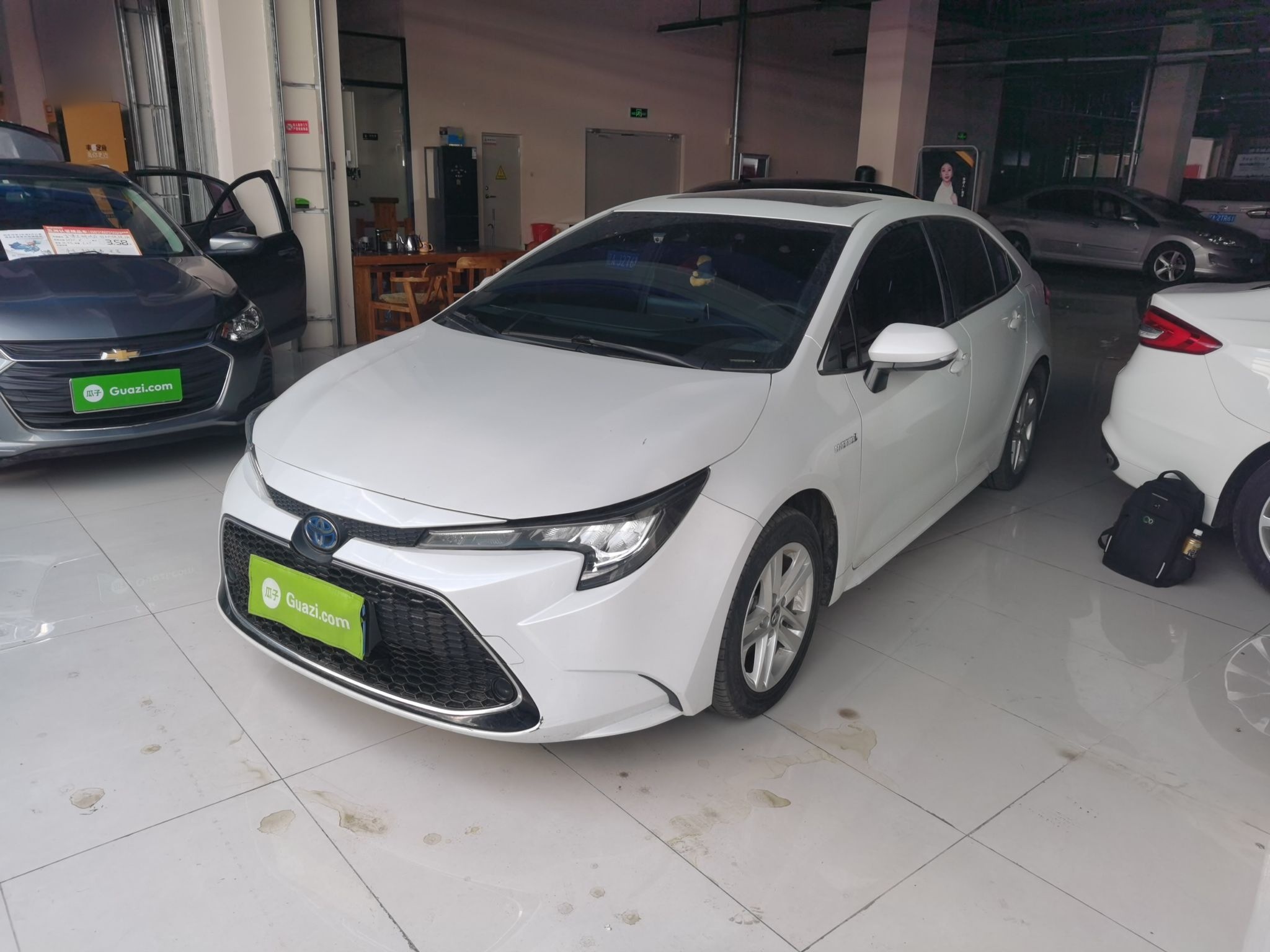 تحت مقدمة السيارة