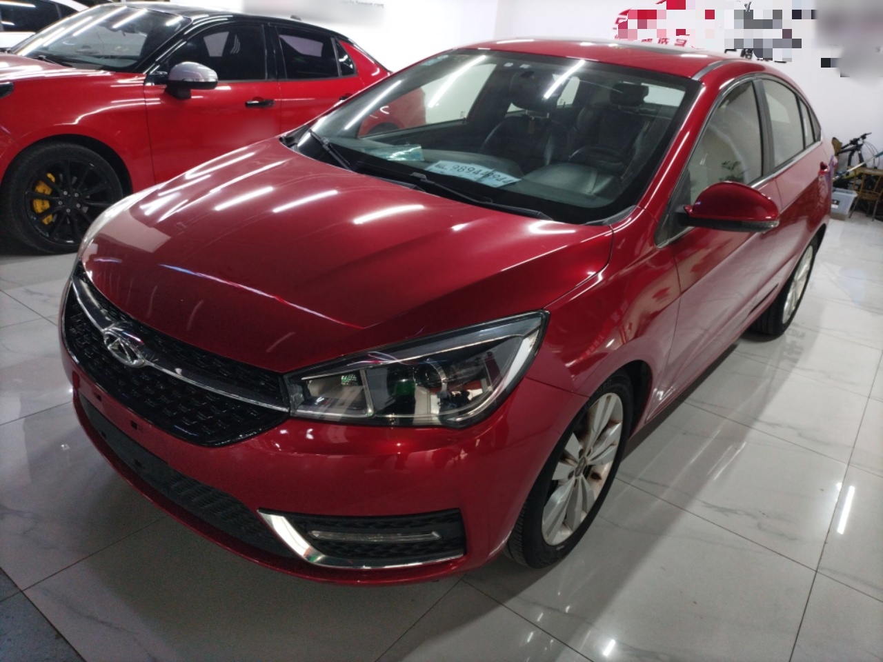 تحت مقدمة السيارة