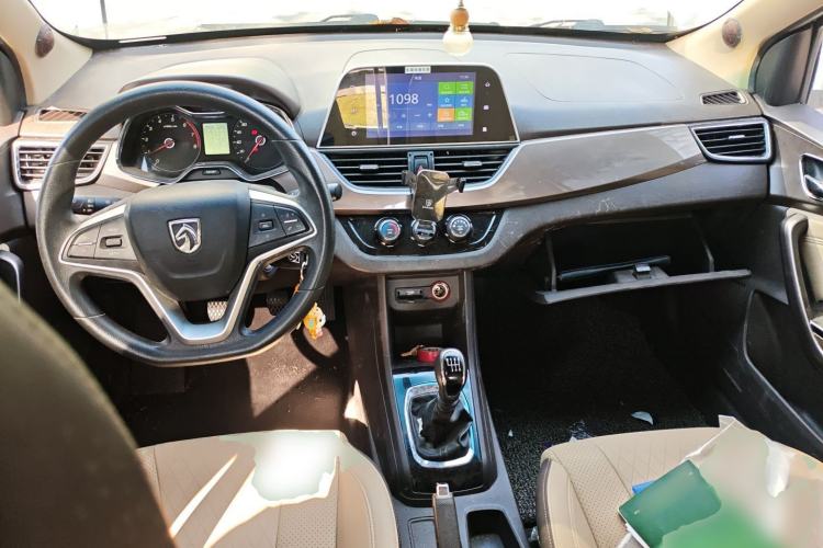Used Baojun 310W 2017 1.5L Manual Fashion Model China V