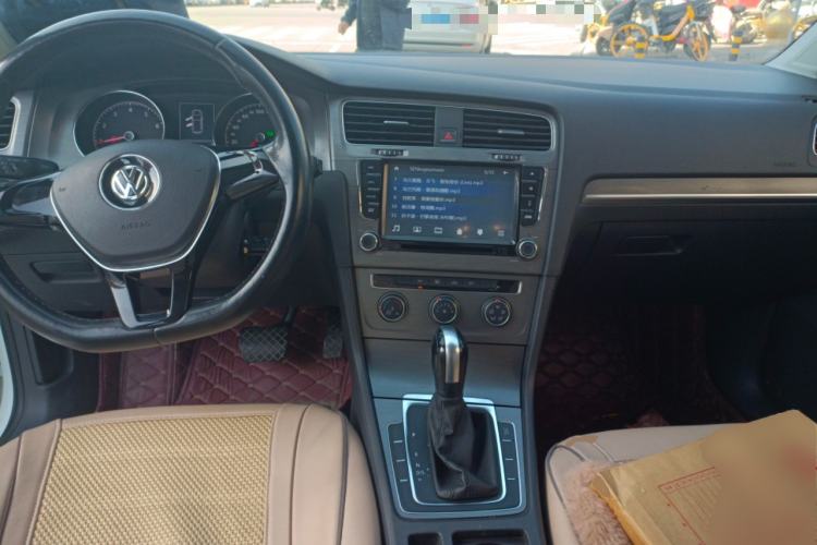 Used Volkswagen Golf 2014 1.6L Automatic Comfort Model Center Console