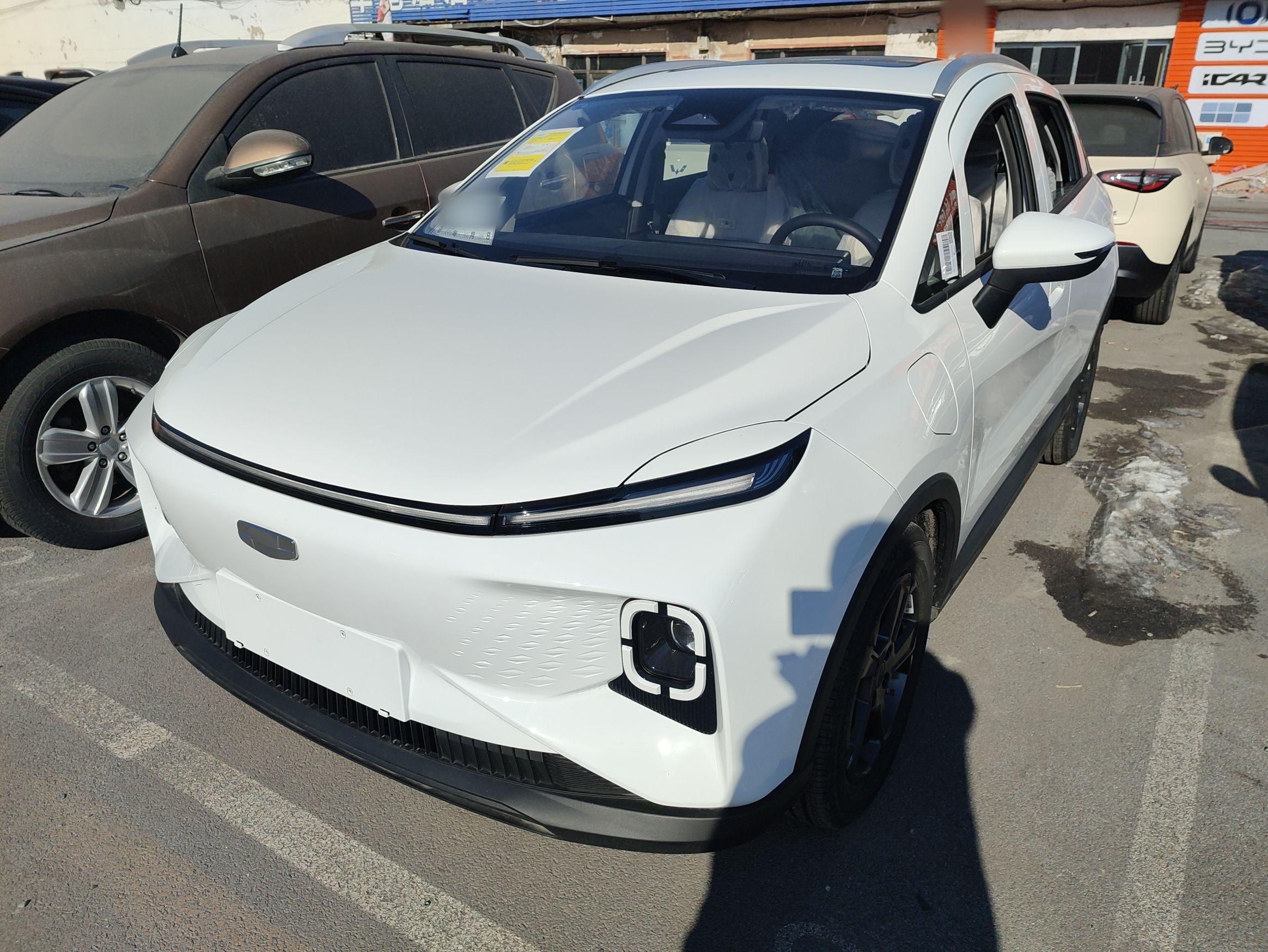 Под передней частью автомобиля