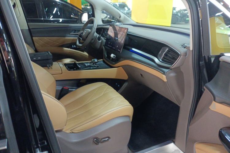 Used Denza D9 2022 EV 600 Four-Wheel Drive Flagship Model