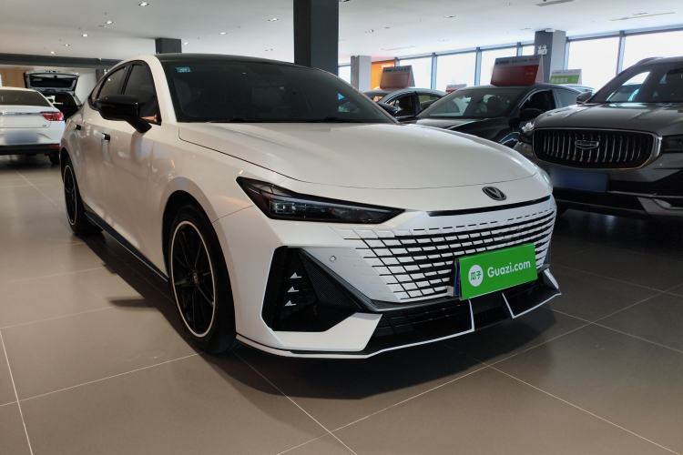 Used CHANGAN UNI-V 2022 1.5T Prestige Version Front Right 45 Deg