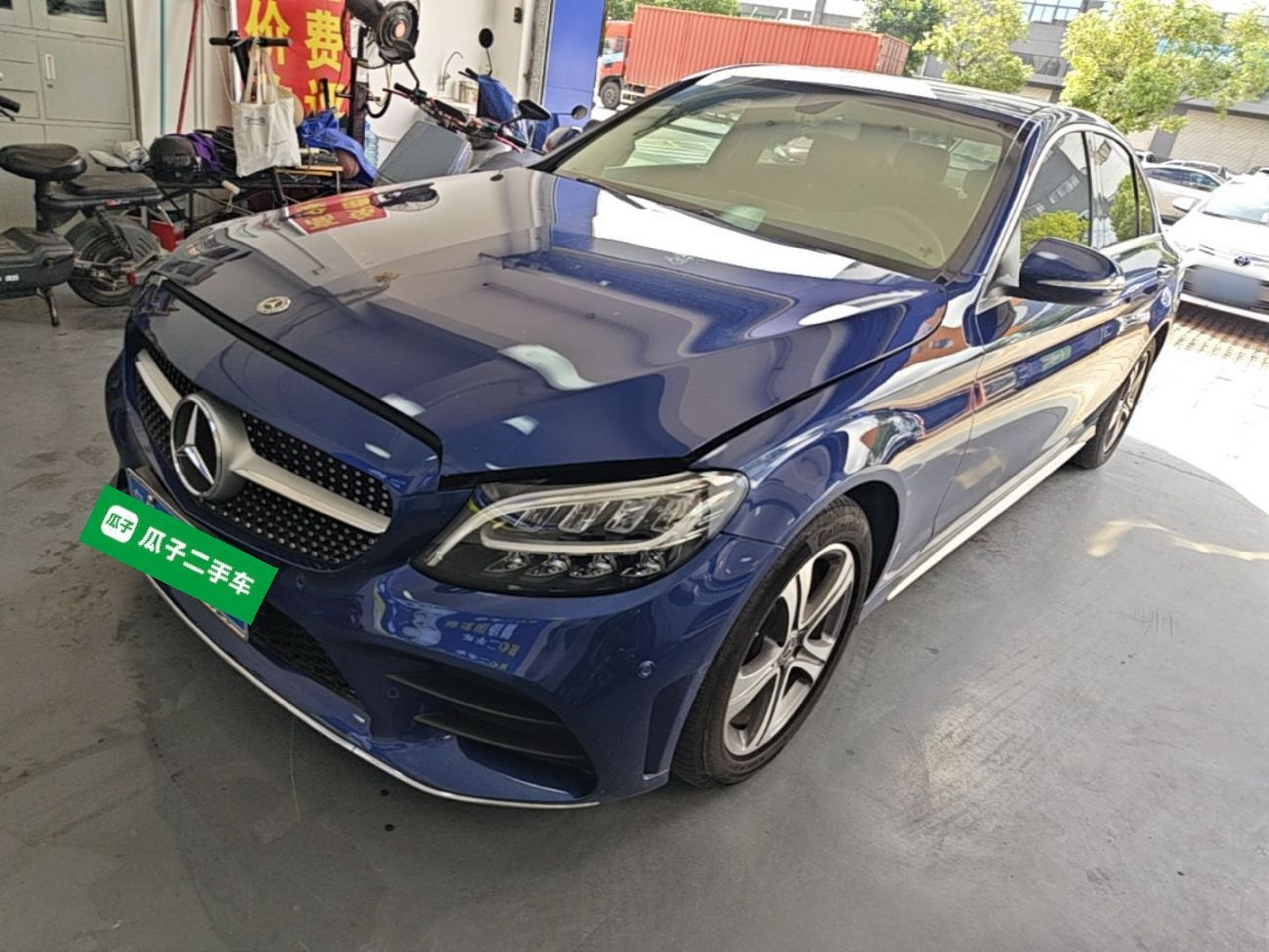 Под передней частью автомобиля