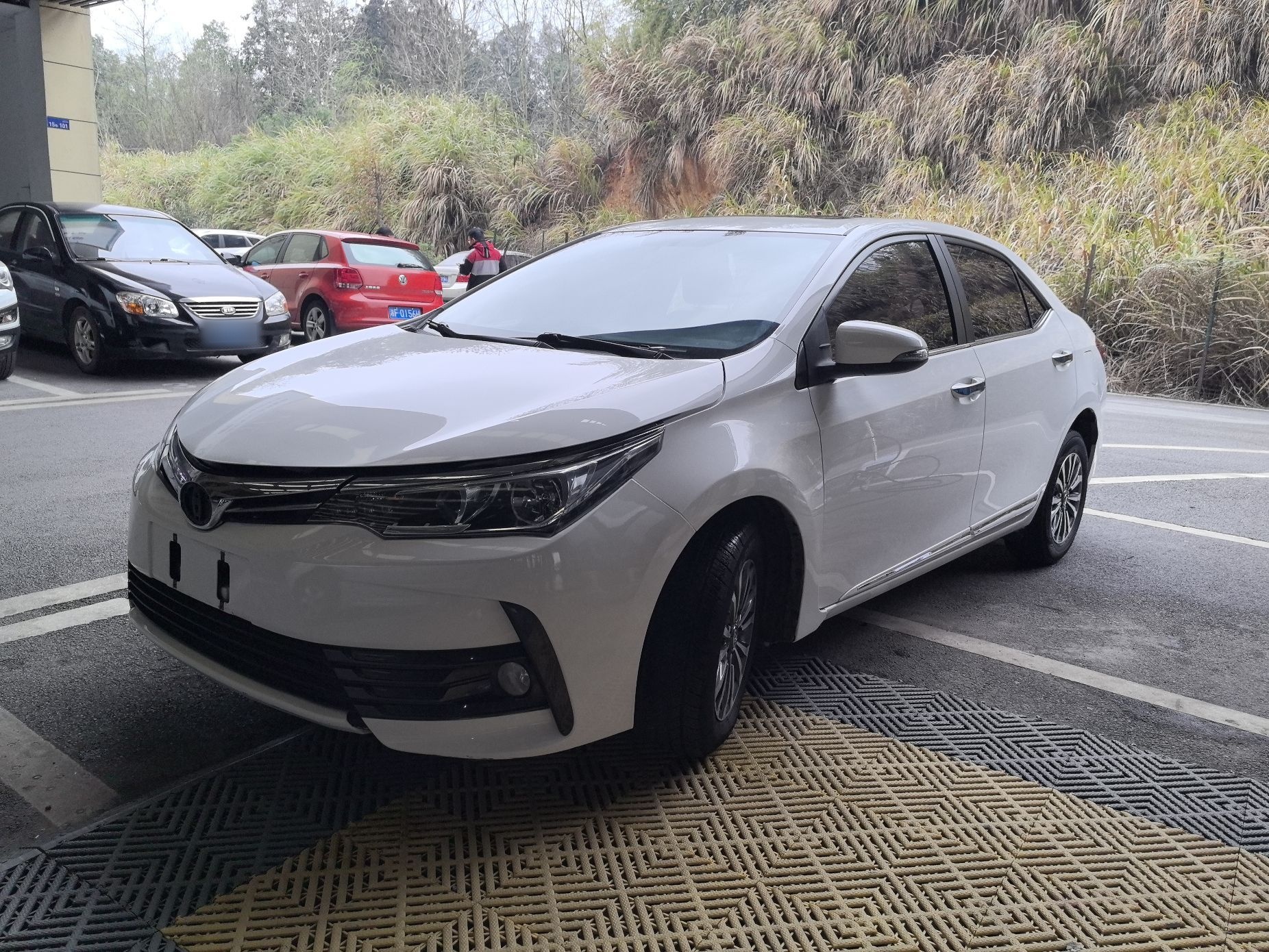 Под передней частью автомобиля