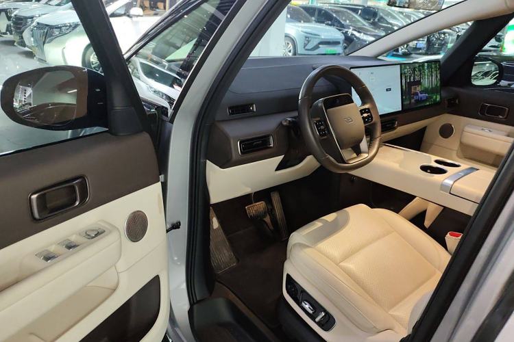 Used Li Auto MEGA 2024 Ultra Model
