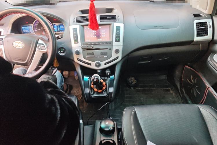 Used BYD S6 2014 2.0L Manual Luxury 5-Seater Center Console