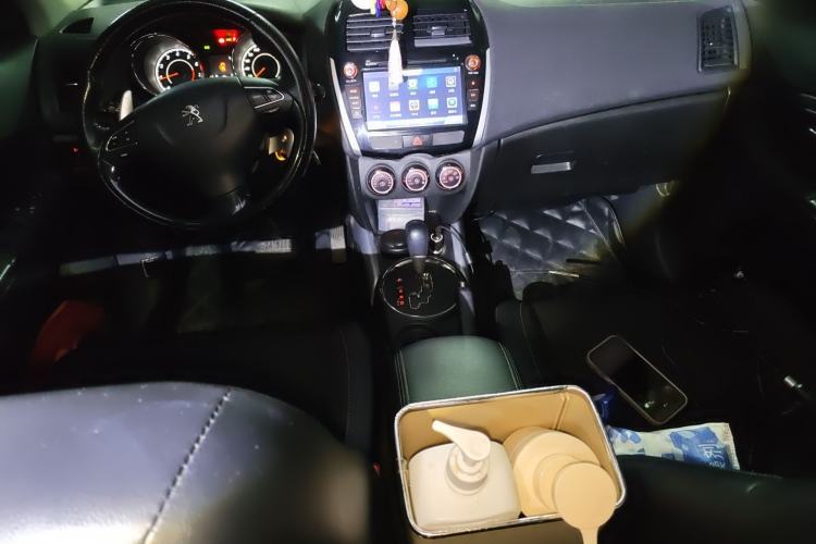 Used Peugeot 4008 2013 2.0L Two-Wheel Drive Fashion Edition Center Console