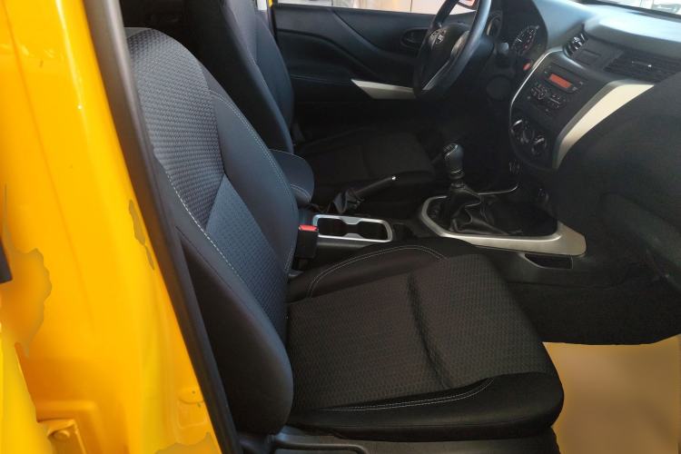 Used Nissan Navara 2021 2.5L Facelift Manual Transmission 4x4 Comfort Version QR25
