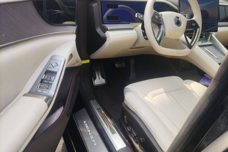 Used Denza Z9 2024 1100 km All-Wheel-Drive Ultra Version
