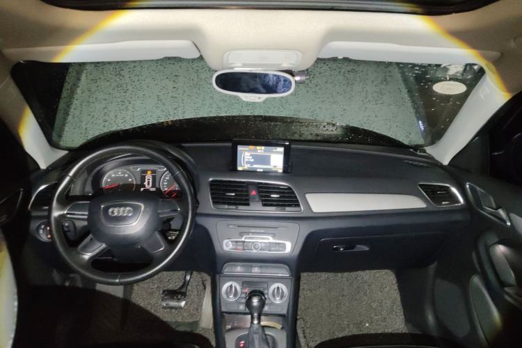 Used Audi Q3 2013 35 TFSI Ambition Edition Center Console