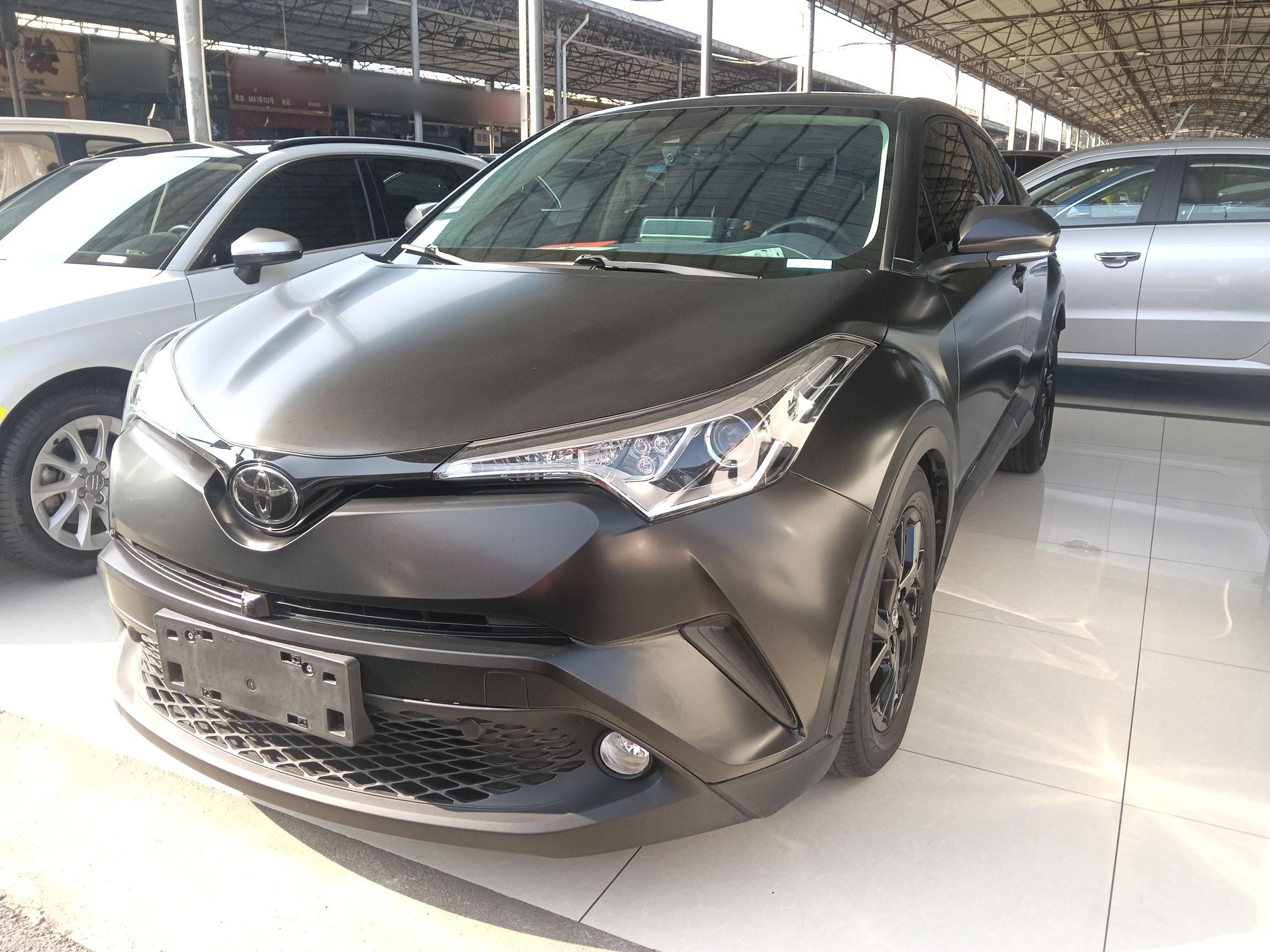 Под передней частью автомобиля