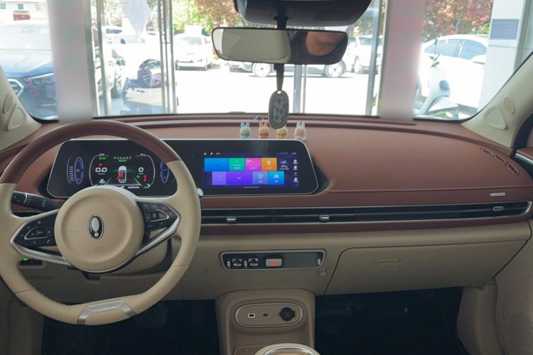 Used ORA Good Cat 2023 401 km Standard Range Luxury Version Lithium Iron Phosphate Interior 3