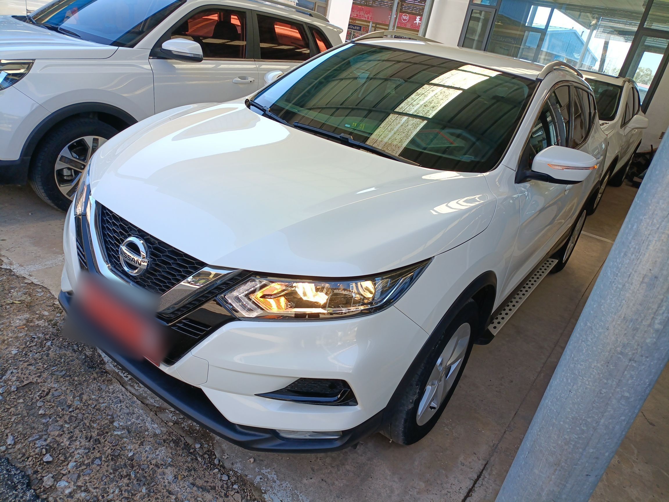 تحت مقدمة السيارة