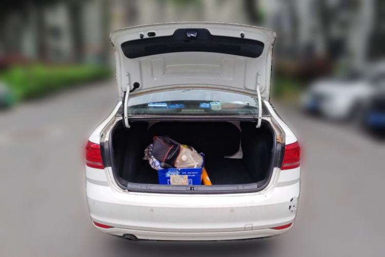 Used Volkswagen Lavida 2015 1.6L Automatic Fashion Edition Trunk