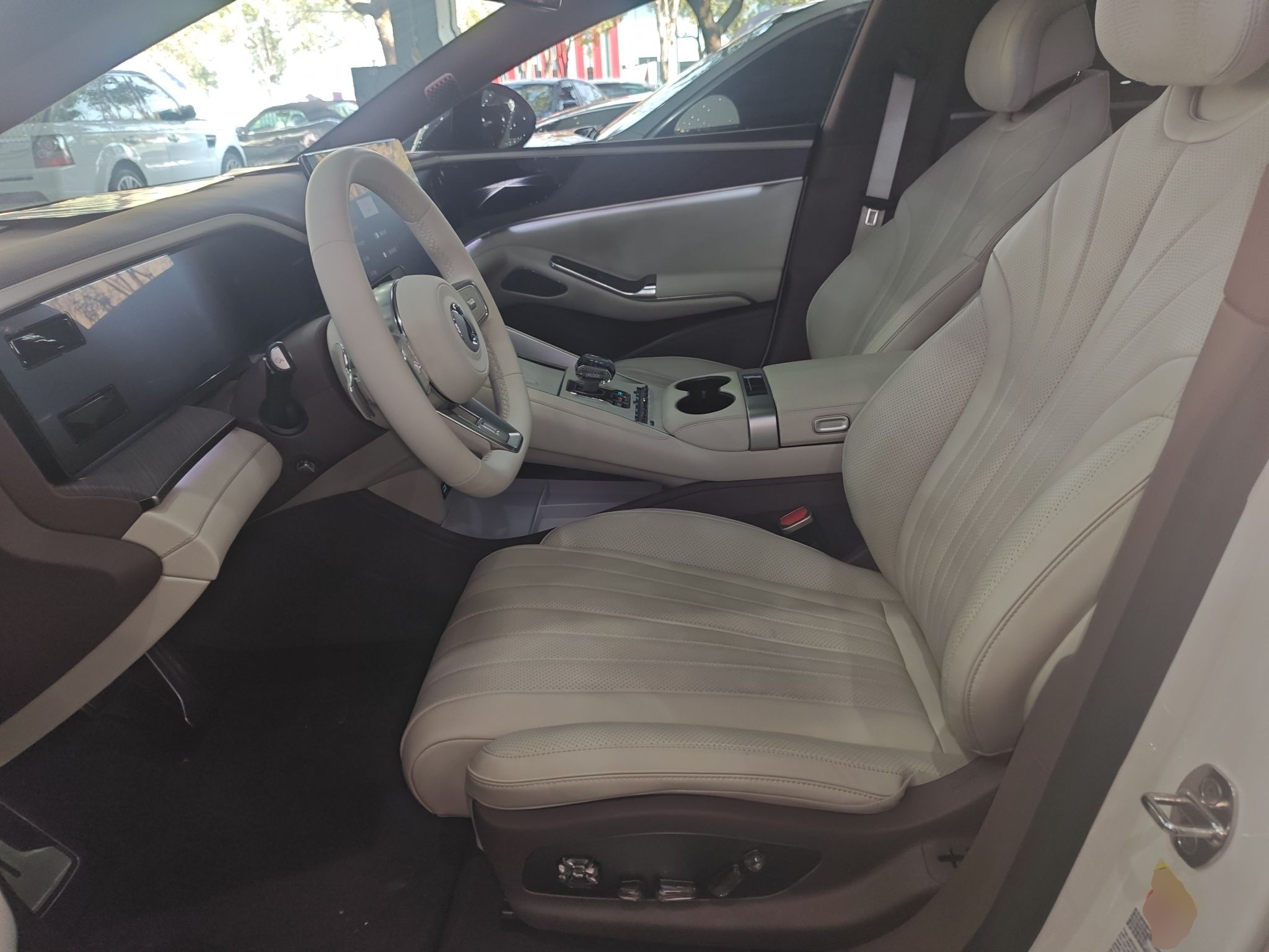 المقاعد الأمامية داخل السيارة