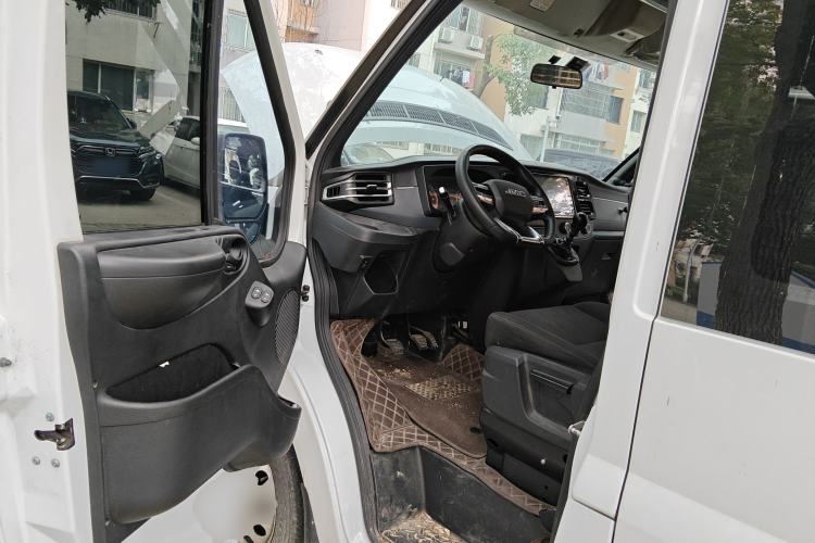 Used JMC Fushun 2023 2.0T Manual Diesel Long-Wheelbase High-Roof Business Van with Dual Rear Tires 6–9 Seats
