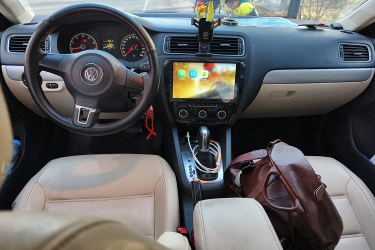 Used Volkswagen Sagitar 2014 1.6L Automatic Comfort Model Center Console