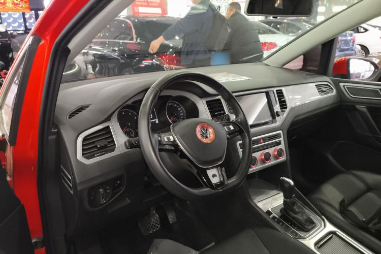 Used Volkswagen Golf Sportsvan 2016 180TSI Automatic Trend Model Center Console