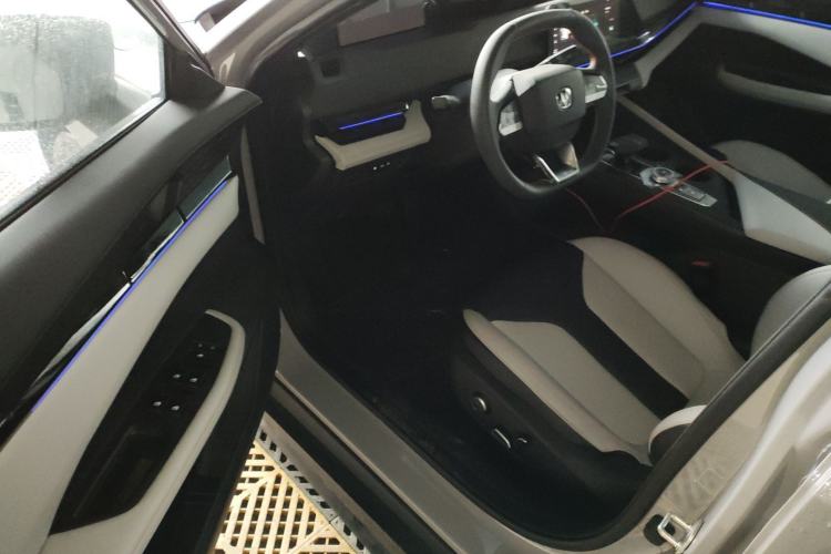 Used CHANGAN UNI-V iDD 2024 Blue Whale Smart Electric iDD 136km Luxury Model Interior 3