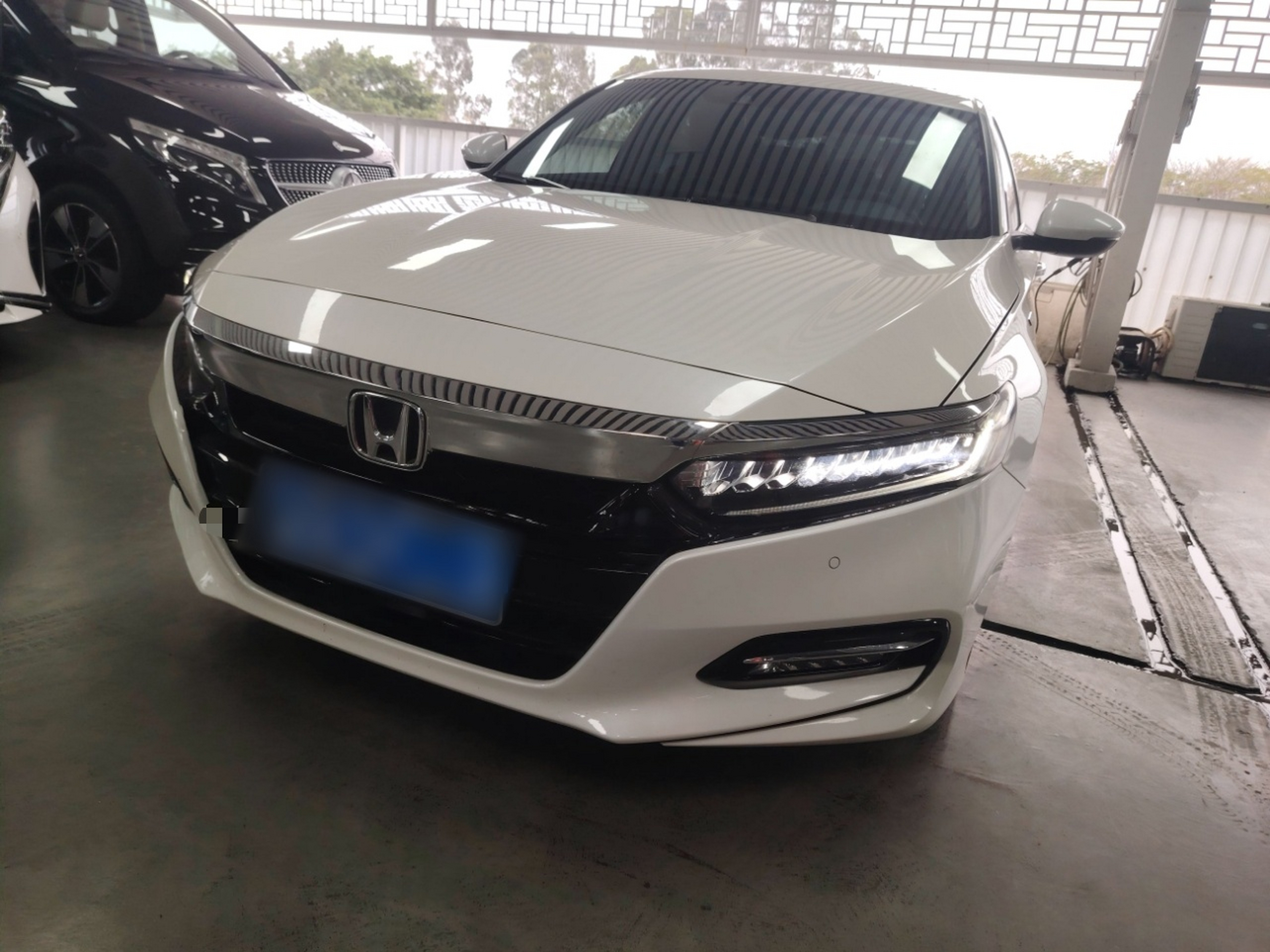 Под передней частью автомобиля