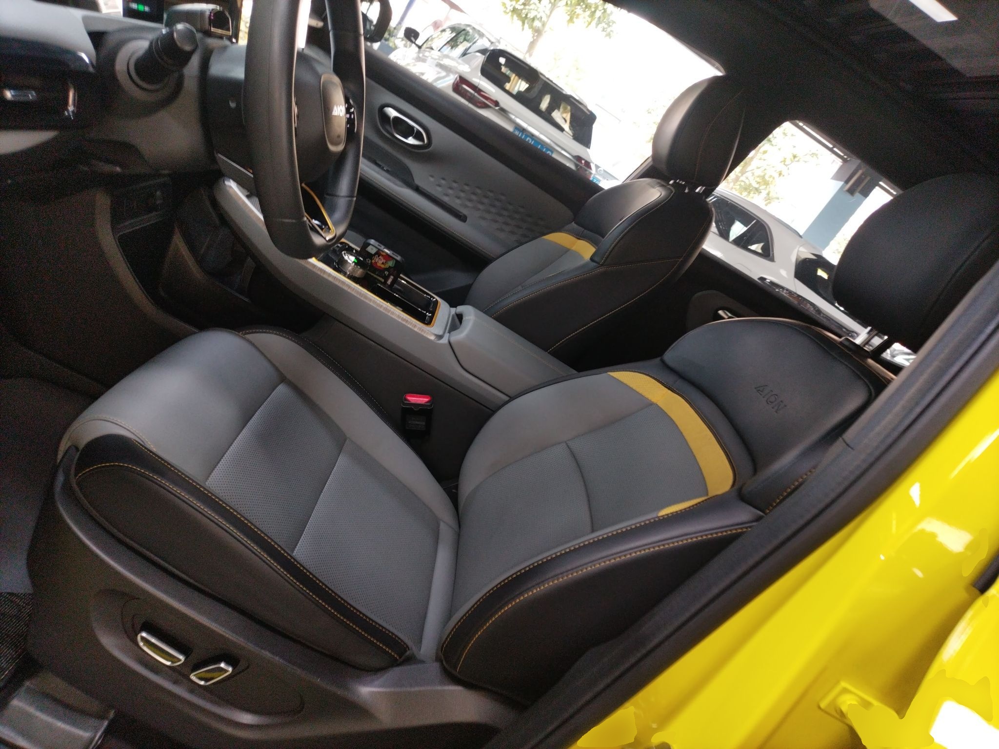 المقاعد الأمامية داخل السيارة