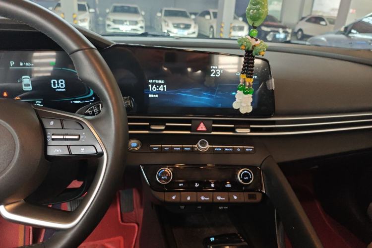 Used Hyundai Elantra 2023 1.5L CVT LUX Prestige Edition Center Console