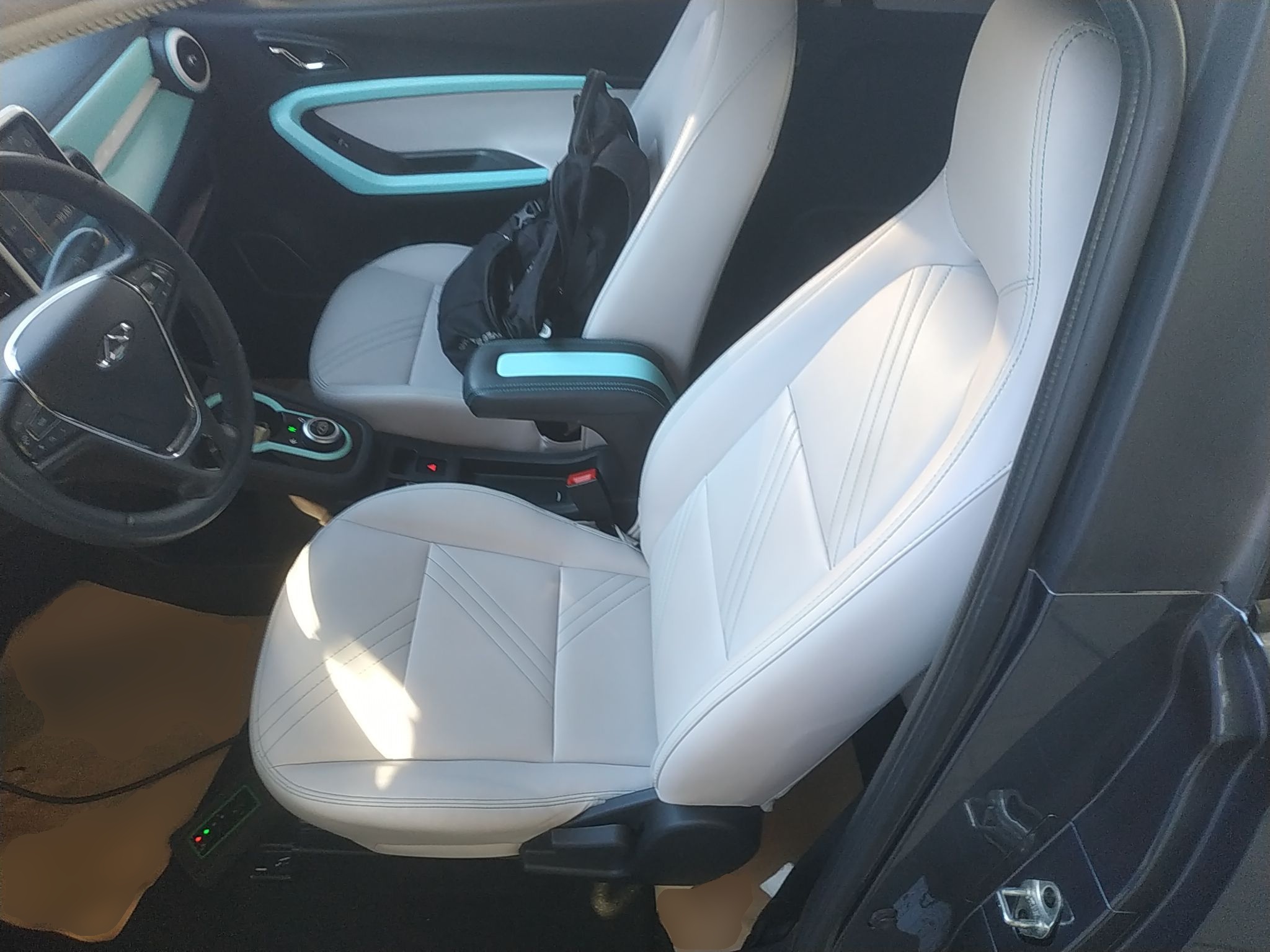 المقاعد الأمامية داخل السيارة