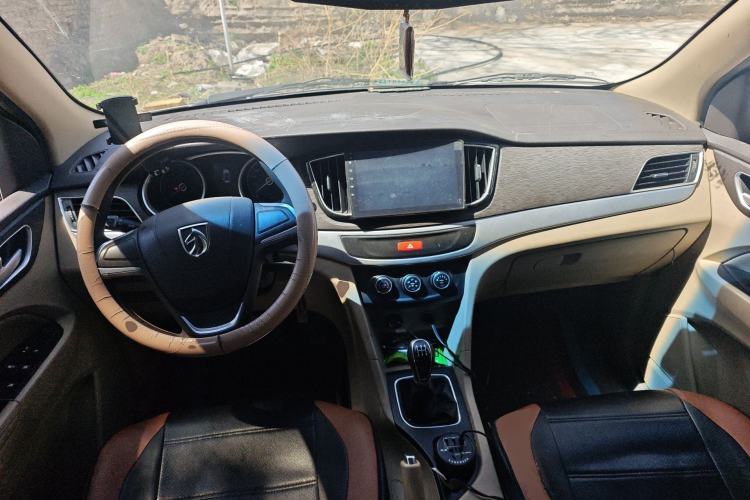 Used Baojun 730 2016 1.5L Manual Standard Version 7 Seats Center Console