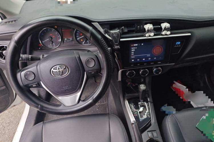 Used Toyota Corolla 2017 Revised Version 1.2T S-CVT GL-i Center Console