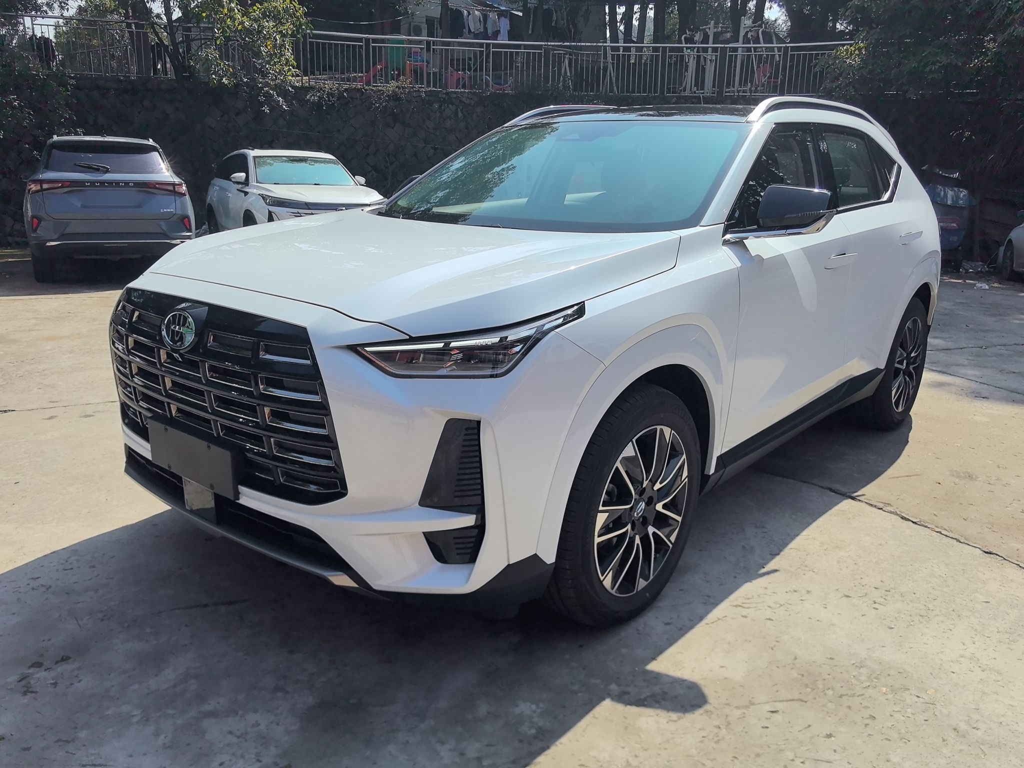 تحت مقدمة السيارة