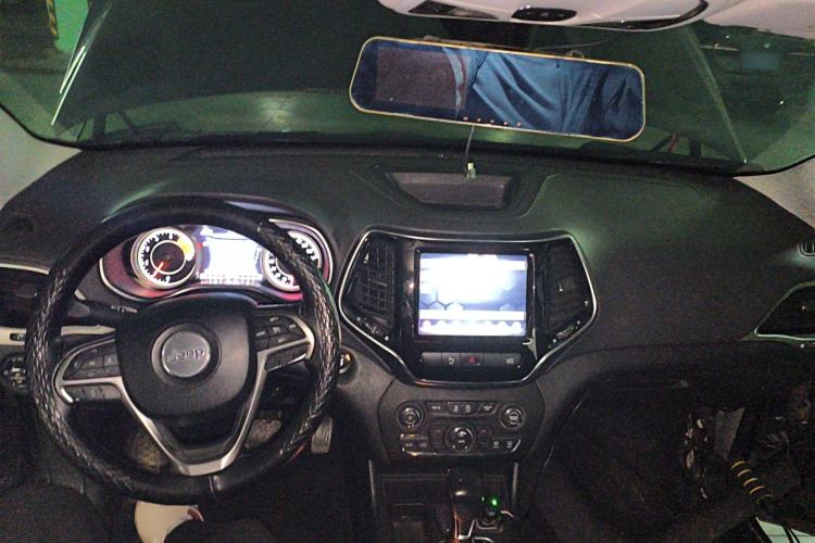 Used Jeep Cherokee 2019 2.0T Two-Wheel Drive Smart Enjoyment Version China VI
