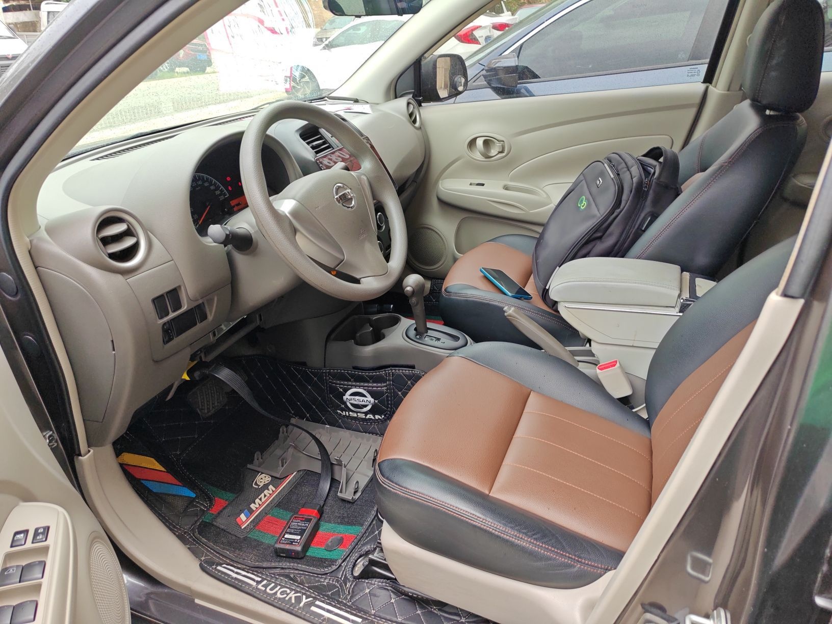 المقاعد الأمامية داخل السيارة