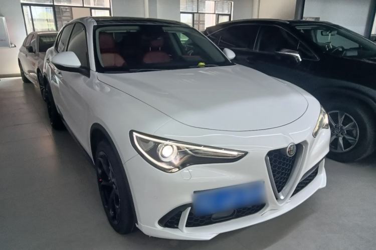 Used Alfa Romeo Stelvio 2017 2.0T 200HP Elite Edition Front Right 45 Deg