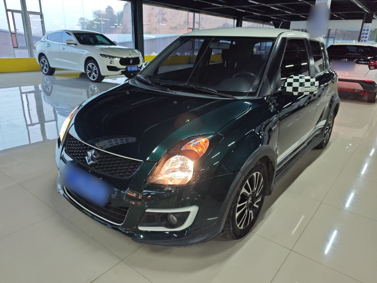 تحت مقدمة السيارة