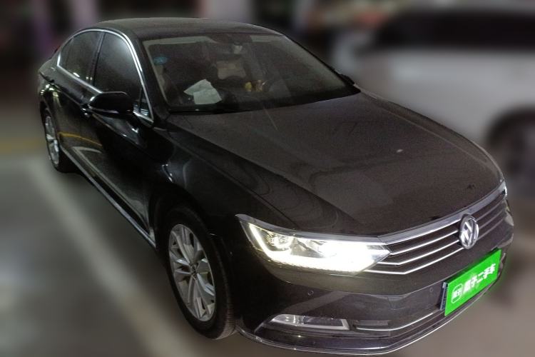 Used Volkswagen Magotan 2017 330TSI DSG Luxury Model Front Right 45 Deg