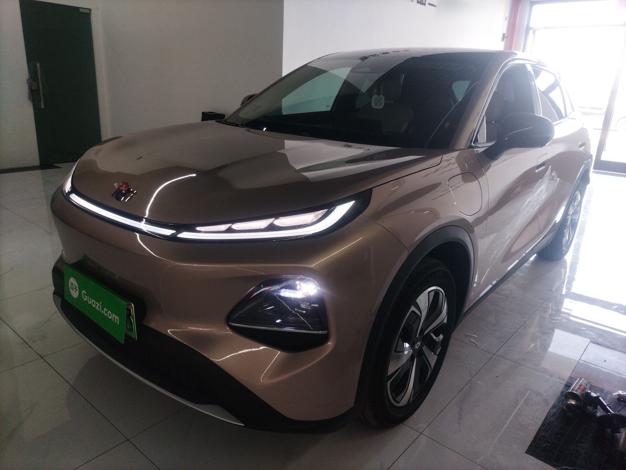 تحت مقدمة السيارة