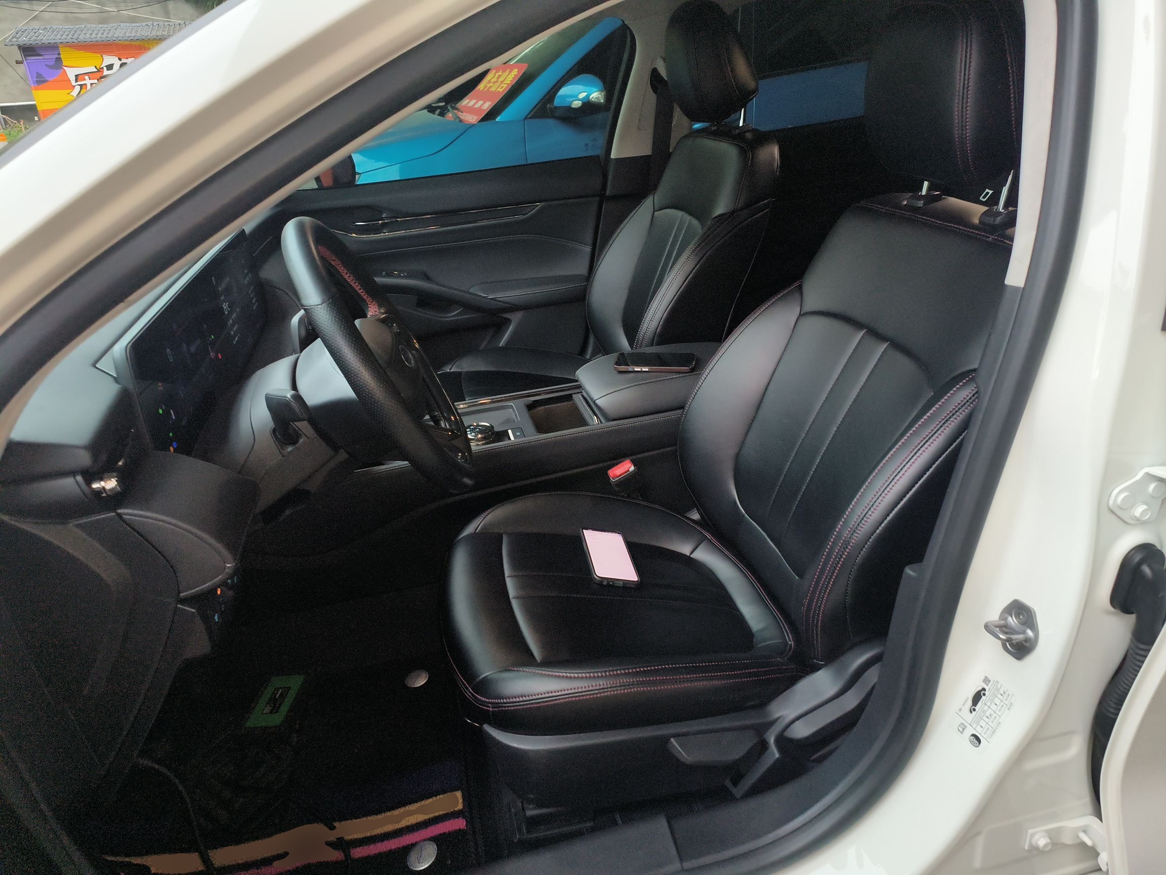 المقاعد الأمامية داخل السيارة