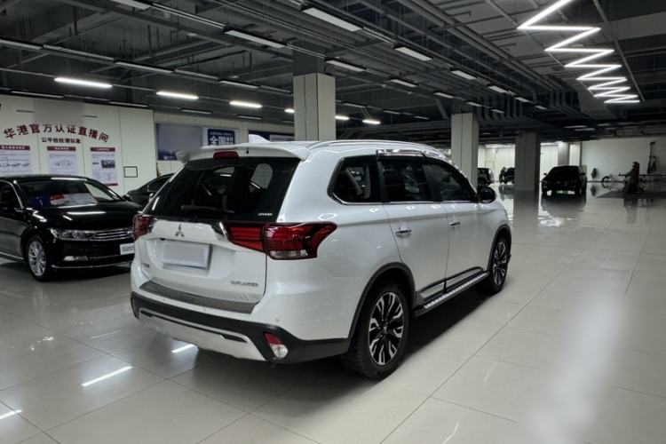 Used Mitsubishi Outlander 2019 2.4L 4x4 Zhi Xiang Edition 5 Seats China VI Standard
